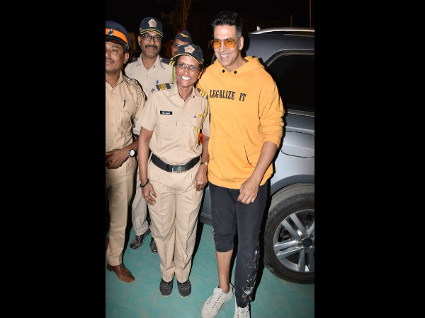 Akshay Kumar Wears A 'Legalize It' Hoodie!