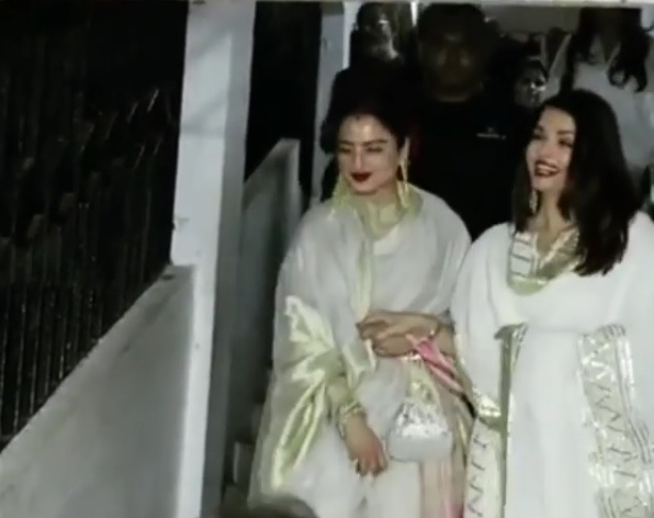 Rekha & Aish's Camaraderie Was Not To Be Missed Rekha & Aish's Camaraderie Was Not To Be Missed
