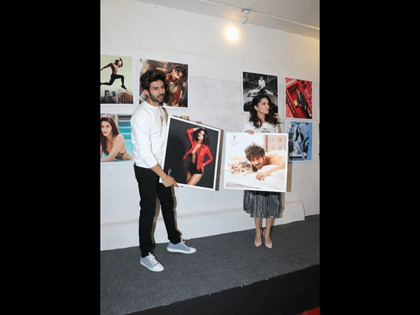 Kartik Aaryan & Sunny Leone Pose With Each Other's Photographs Kartik Aaryan & Sunny Leone Pose With Each Other's Photographs