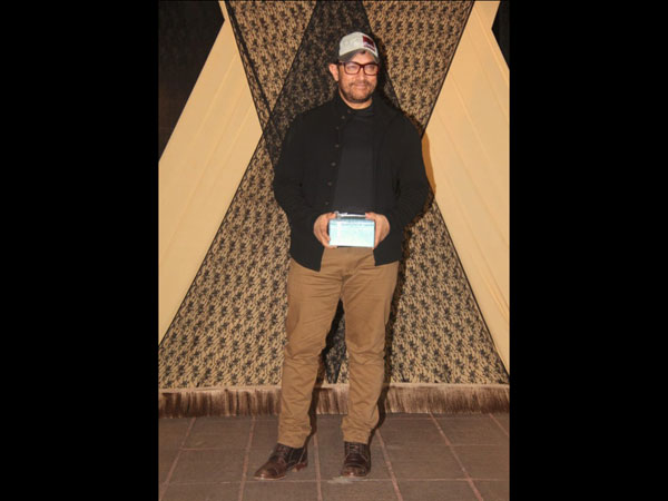 Aamir Brings A Present For The Newlyweds