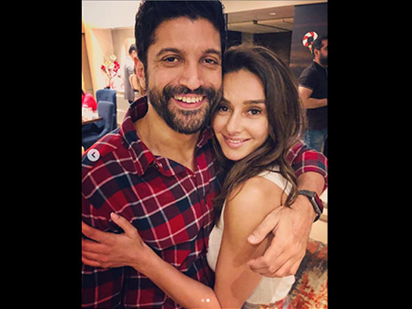 Farhan Akhtar Says 'Love You Shibani'!