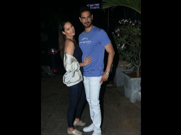 Rochelle & Keith Pose For The Cameras