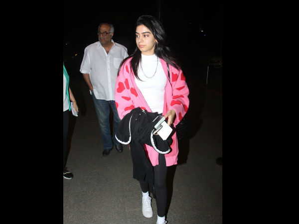 Khushi Kapoor & Boney Kapoor Snapped At The Airport Khushi Kapoor & Boney Kapoor Snapped At The Airport