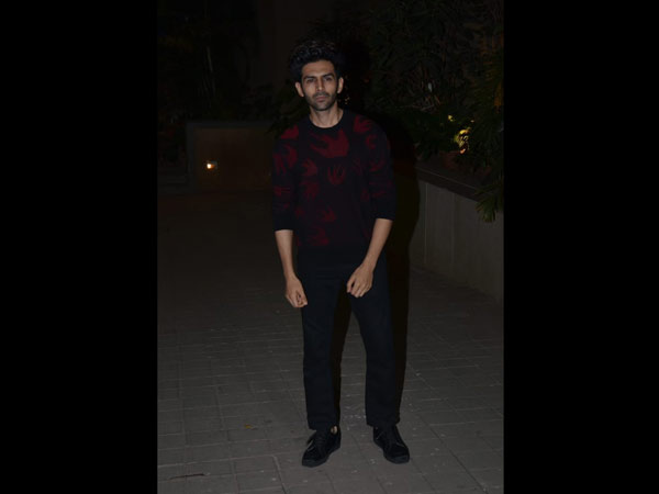 Kartik Aaryan Posed For Pictures