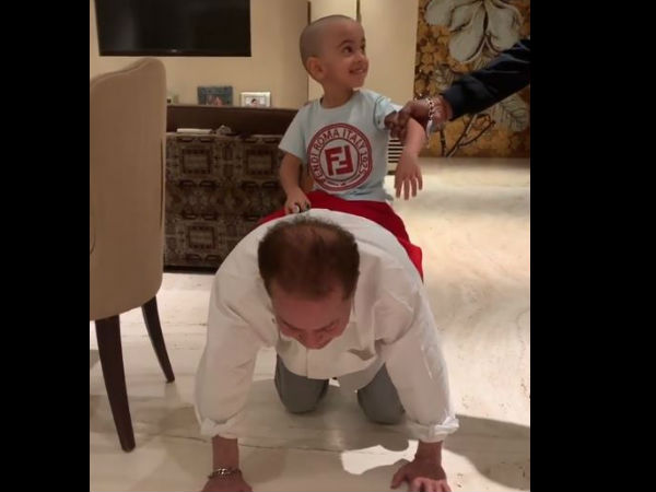 Salim Khan Becomes A Kid Again Salim Khan Becomes A Kid Again