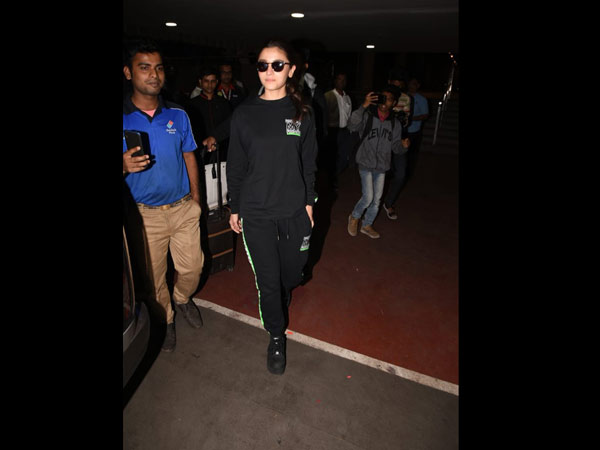 Alia Bhatt's All Black Airport Look Alia Bhatt's All Black Airport Look