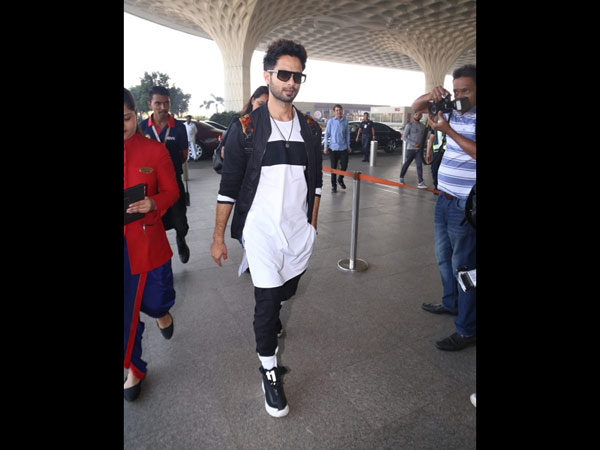 Shahid Kapoor Looked Totally Cool At The Airport Shahid Kapoor Looked Totally Cool At The Airport