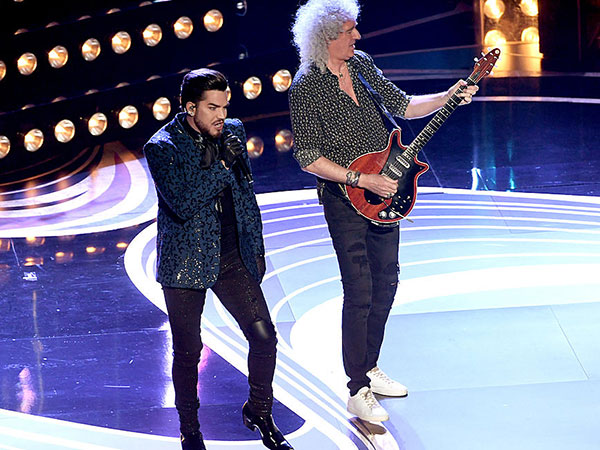 Queen Pays Tribute To Freddie Mercury 