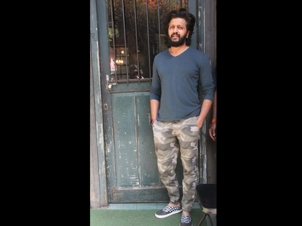 Riteish Deshmukh Poses For The Shutterbugs