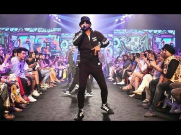 Ranveer’s Stage Dive At Lakme Fashion Week Injures Fans Ranveer’s Stage Dive At Lakme Fashion Week Injures Fans