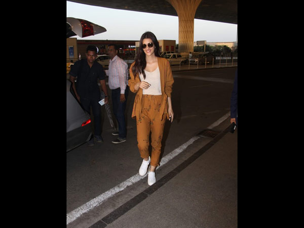 Kriti Looks So Chic At The Airport