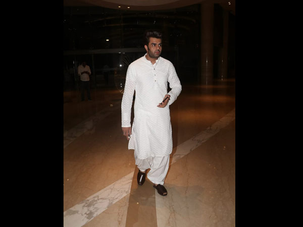 Manish Paul Pays His Last Respects