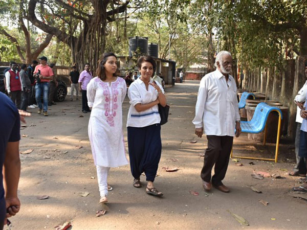 Swara Bhaskar Arrives To Pay Her Last Respects Swara Bhaskar Arrives To Pay Her Last Respects