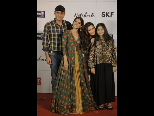 Pranutan Poses For Pics With Her Family Pranutan Poses For Pics With Her Family