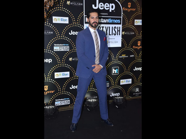 Dino Morea Makes A Handsome Red Carpet Appearance