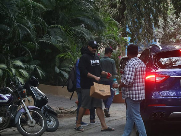 Arjun Snapped At Malaika Arora's House Arjun Snapped At Malaika Arora's House