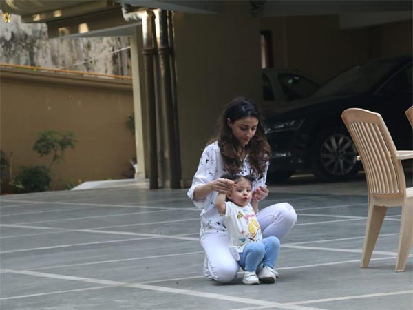 An Adorable Moment Captured Between Soha & Inaaya An Adorable Moment Captured Between Soha & Inaaya