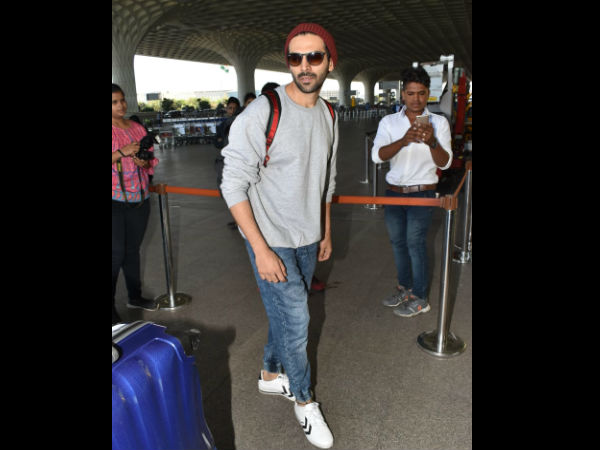 Kartik Aaryan Looks Cool At The Airport