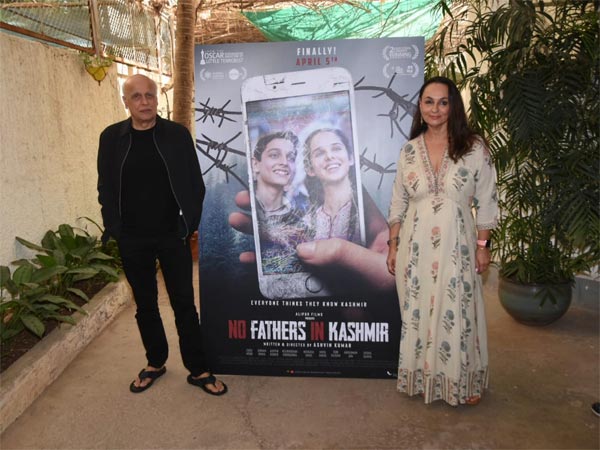 Soni Razdan & Mahesh Bhatt At The Trailer Release Of No Fathers In Kashmir