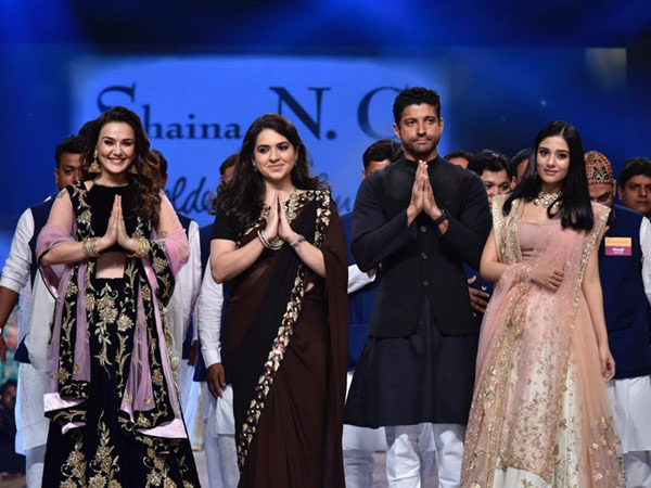Farhan Akhtr & Preity Zinta Conclude The Show For Their Designers