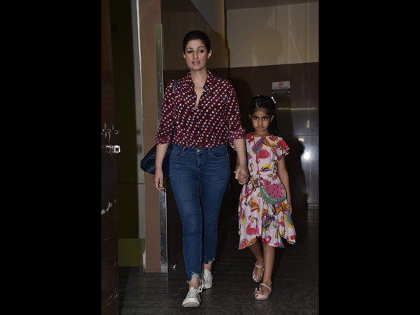 Twinkle Khanna & Nitara Join Akshay