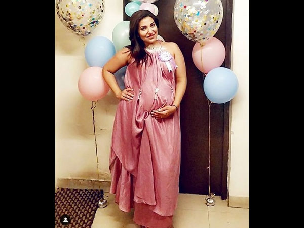 The Actress Flaunts Her Baby Bump! The Actress Flaunts Her Baby Bump!