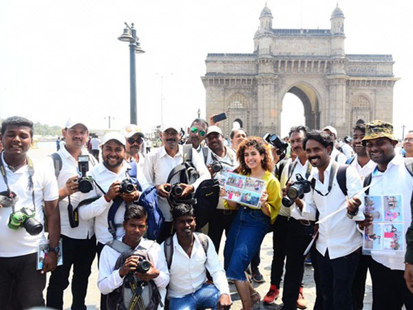 She Posed With Real Life Photographers At The India Gate