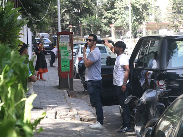Arjun Rampal Gets Papped