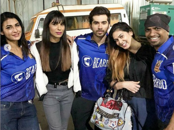 Firoza Accuse Karan Of Ball Tampering!