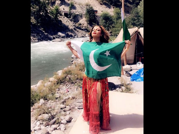 Rakhi Trolled For Hugging Pakistani Flag