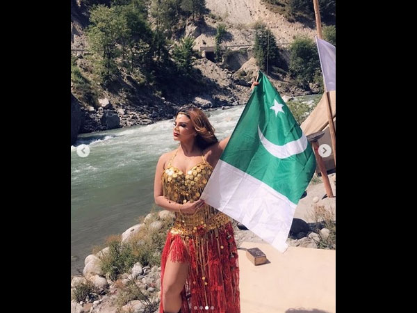 Rakhi’s Pictures With Pakistani Flag Didn’t Go Well With Fans