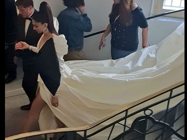 Deepika Makes Heads Turn!