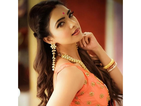 The Actress Is In Two Minds!