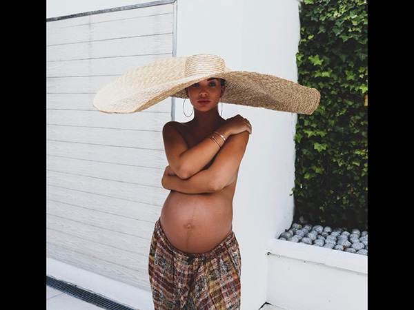 A Pregnant Amy Strikes A Confident Pose A Pregnant Amy Strikes A Confident Pose