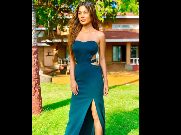 Sara Looks Stunning In This Blue Dress