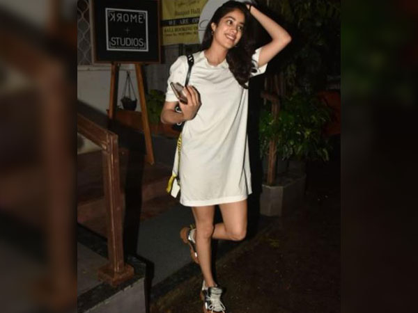 Gaadi Mein Aana Hai Humare Saath?: Obsessive Paparazzi Bowled Over By Janhvi Kapoor Gaadi Mein Aana Hai Humare Saath?: Obsessive Paparazzi Bowled Over By Janhvi Kapoor