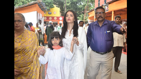 Aishwarya-Aaradhya Look Cute In A Frame Aishwarya-Aaradhya Look Cute In A Frame