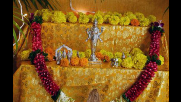 The Bachchans Seek Blessings From Goddess Laxmi