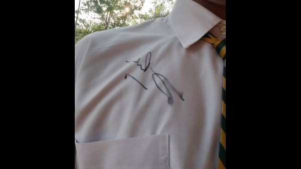 The Students Did SRK's Signature Pose With Him