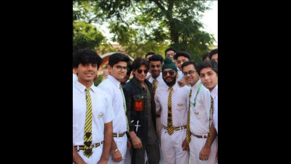 A Student Broke Down Upon Seeing SRK