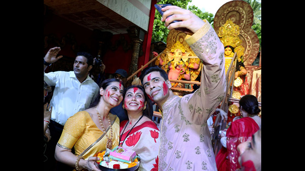 Karan Johar's Selfie Alert Moment