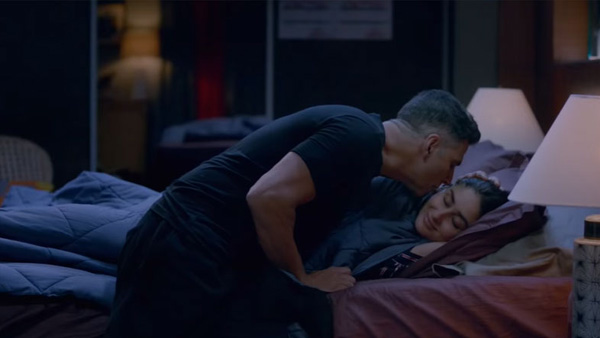 Akshay Kumar On The Trailer Receiving A Thumbs Up From The Audience