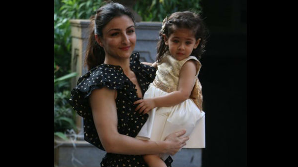 Soha And Her Daughter Inaaya Arrive