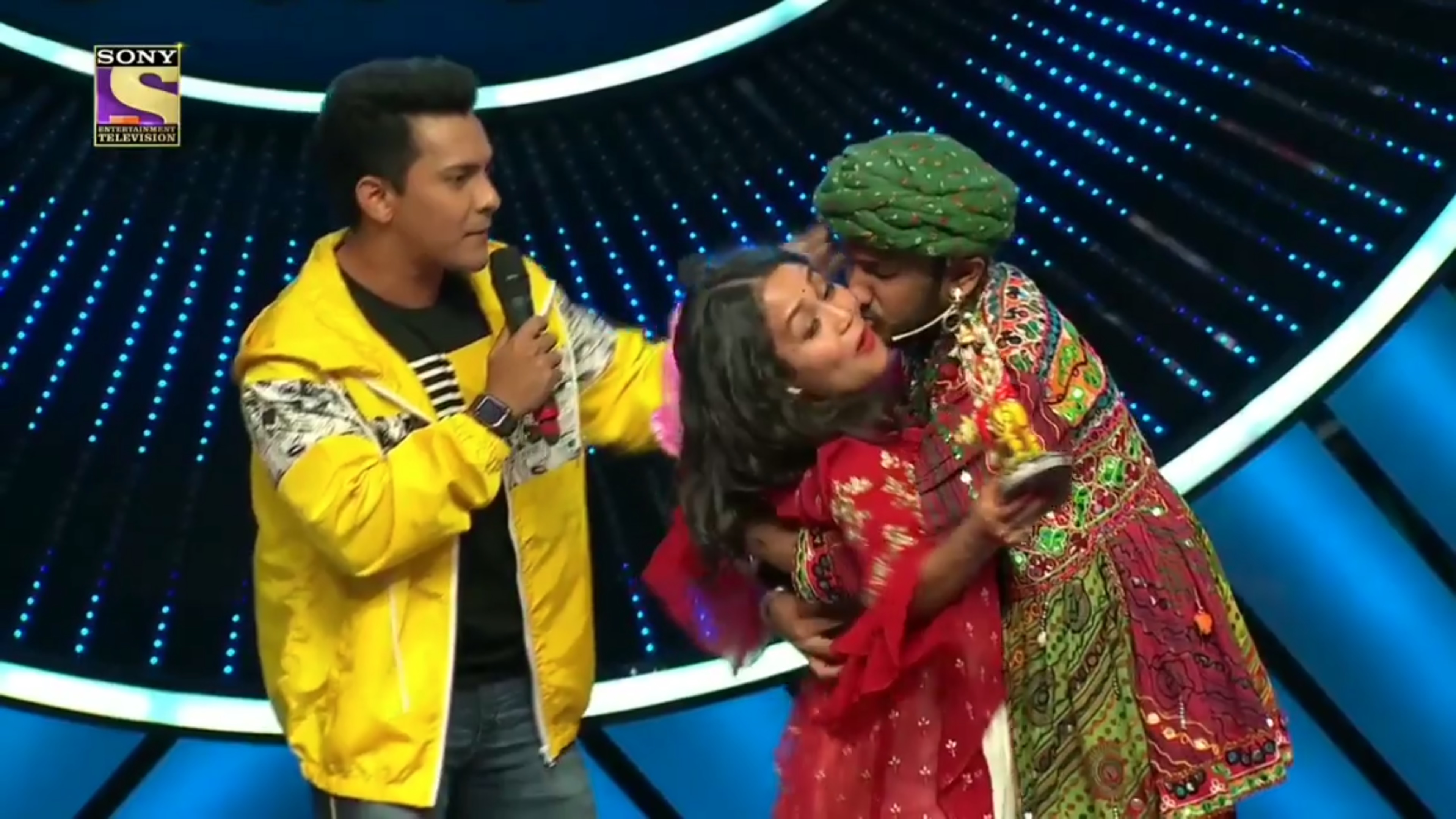 A Contestant Forcibly Kisses Neha Kakkar 