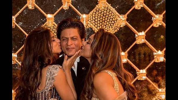 Gauri Khan & Suhana Khan Kissing Shah Rukh Khan On His Cheeks