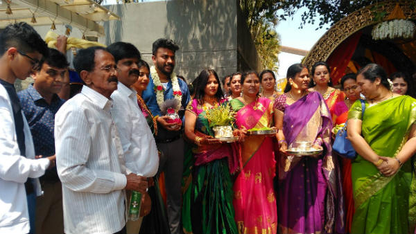 In Pic: Chandan Poses With Relatives