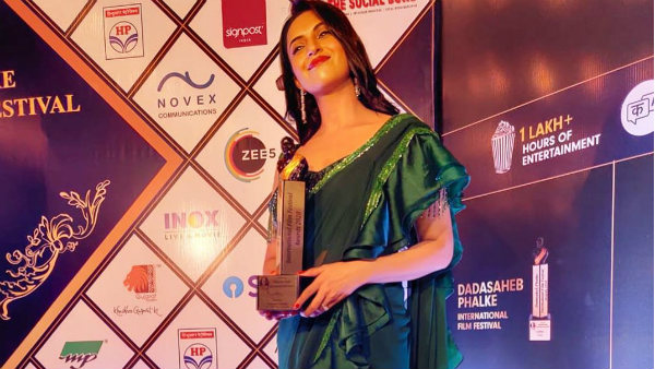 Divyanka Bags Best Actress Award