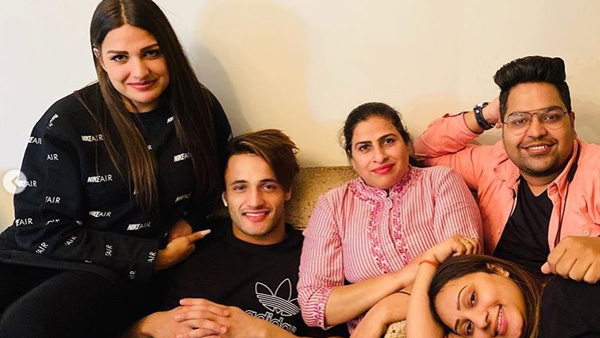 Asim Spends Time With Himanshi & Her Mom!