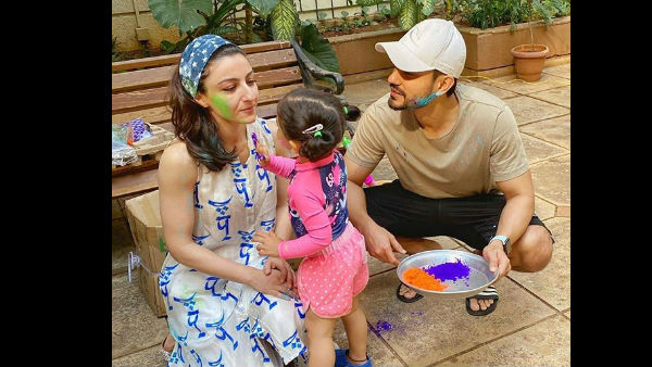 holi-2020-priyanka-chopra-nick-jonas-karisma-kapoor-kartik-aaryan-play-with-colours