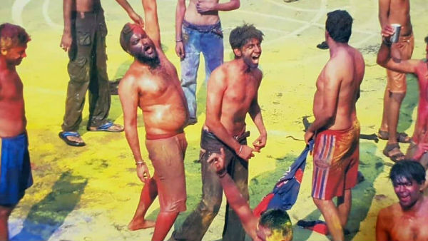 holi-2020-priyanka-chopra-nick-jonas-karisma-kapoor-kartik-aaryan-play-with-colours